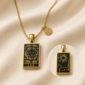 Collar dorado con placa de signo zodiacal en esmalte negro y constelación al reverso